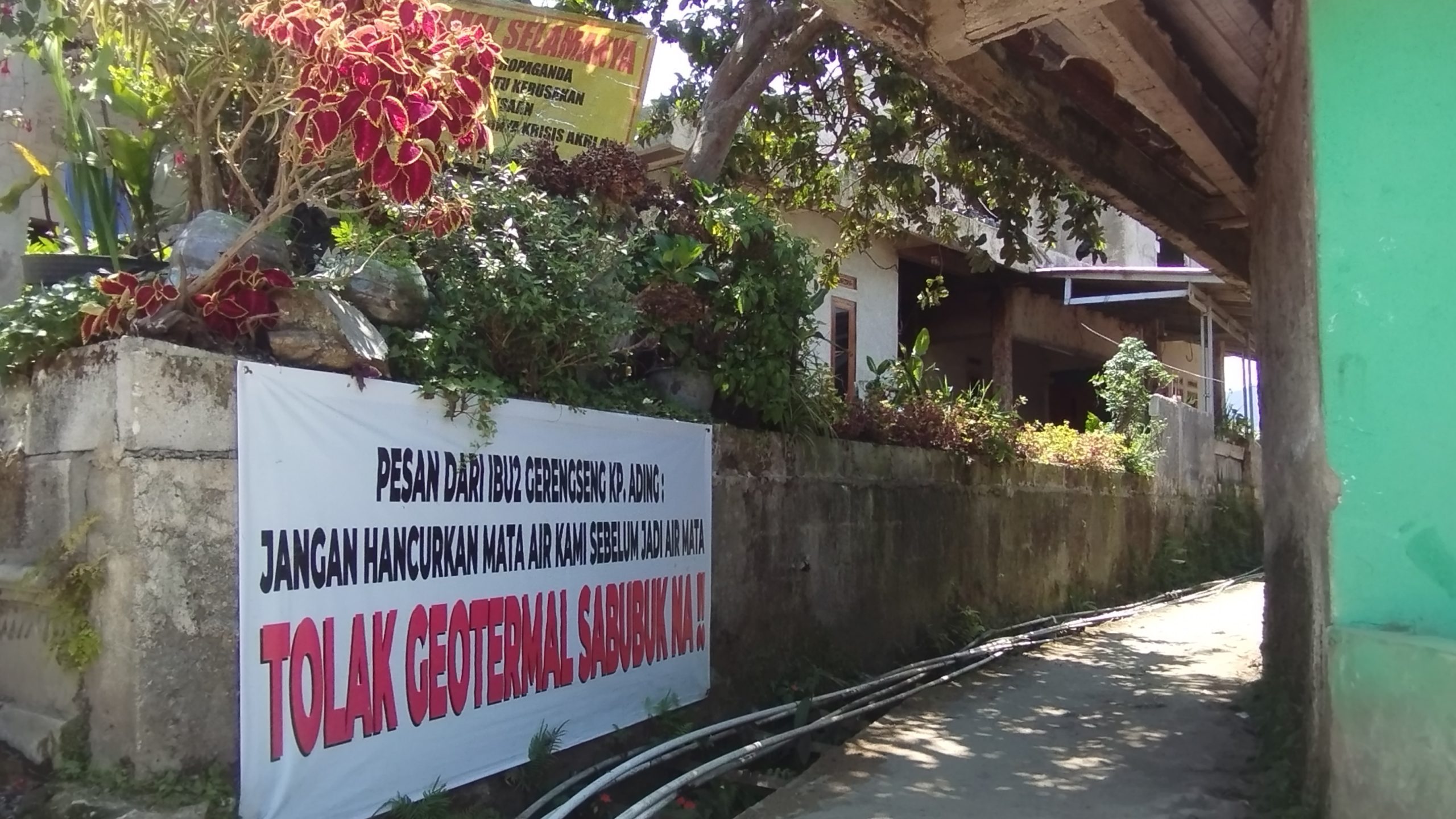 Salah satu spanduk penolakan geotermal yang dipasang di rumah warga Kampung Ading, Desa Sindangjaya. (Dok. Wahyu/Progresip)