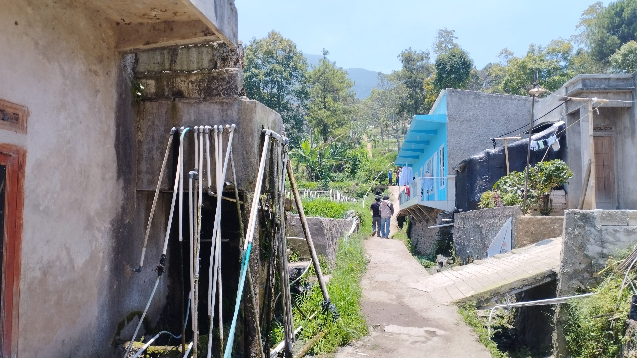 Salah satu rumah di Kampung Ading yang menggunakan pipa selang untuk mengalirkan air dari kaki gunung. (Dok. Wahyu/Progresip)