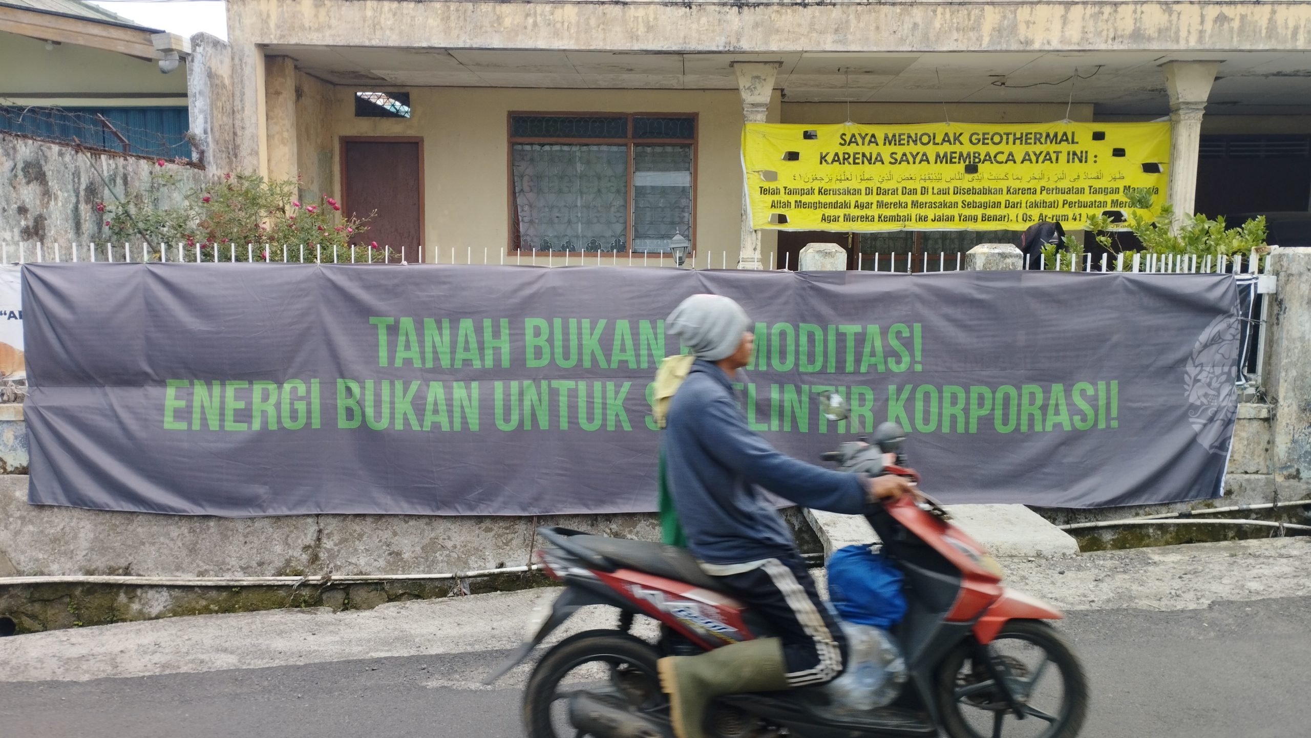 Salah satu spanduk penolakan geotermal yang dipasang di depan rumah warga Kampung Pasircina, Kecamatan Cugenang. (Dok. Wahyu/Progresip)